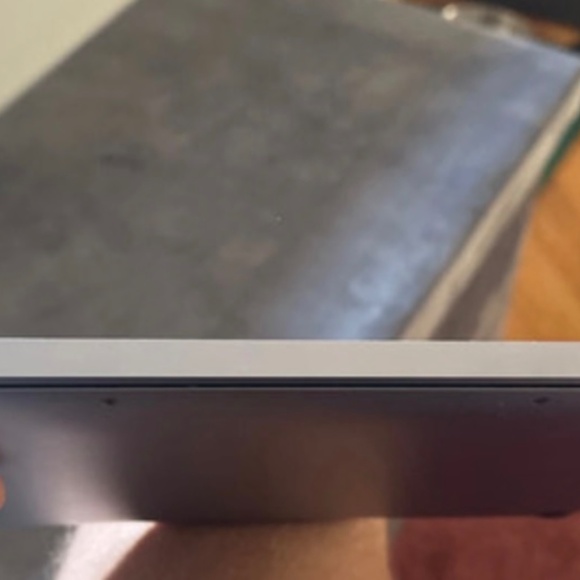 Apple MacBook Air 2018 with Black and Silver Design - Picture 5 of 8